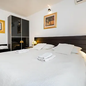 Apartment Theater, Split